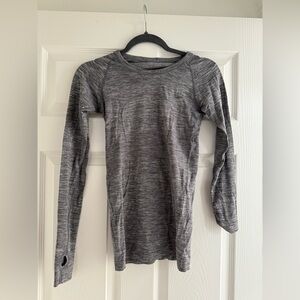 Lululemon Swiftly Tech Long-Sleeve Shirt 2.0
Hip Length
Grey 
4/Small